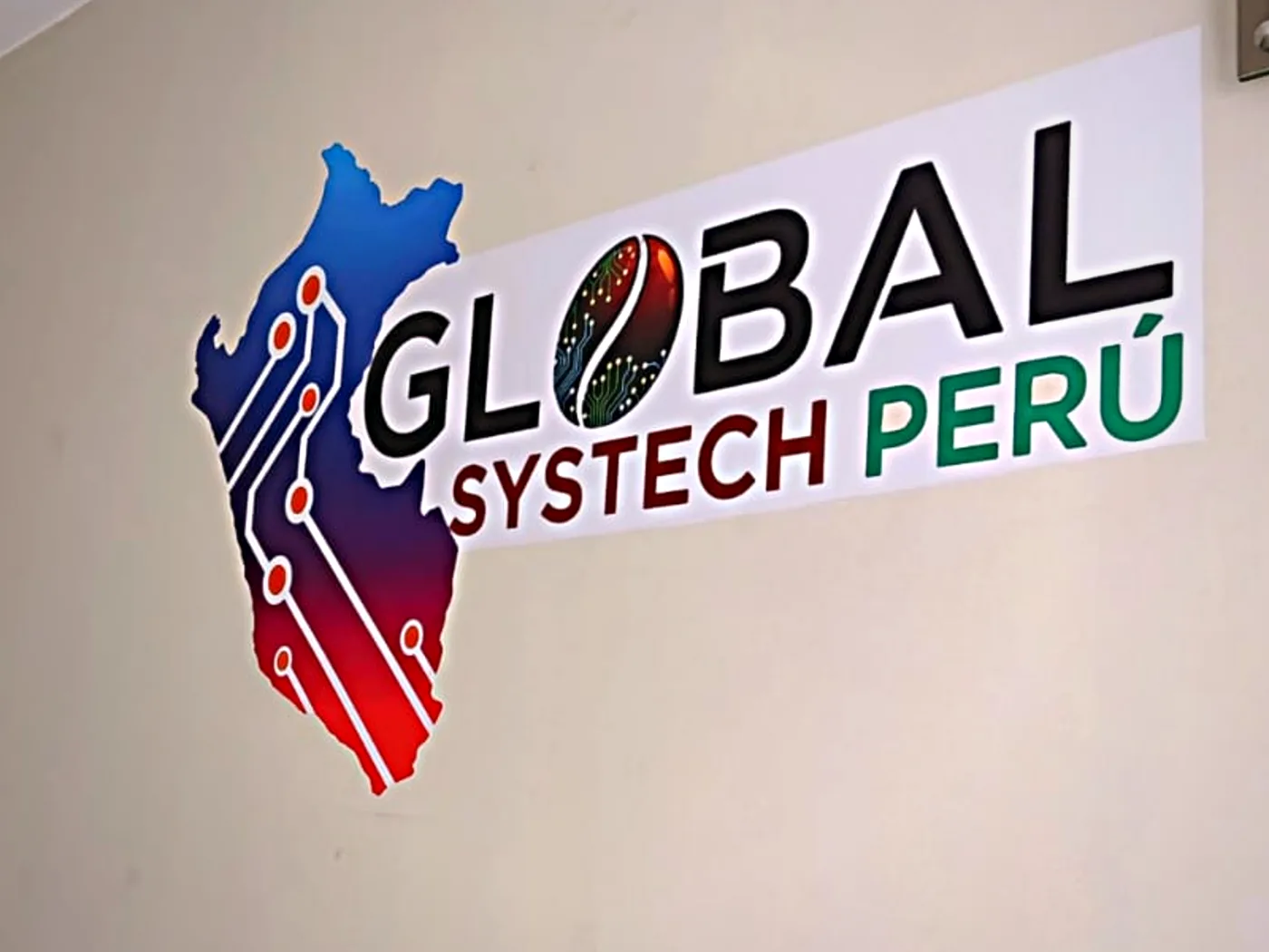 Logo de Global Systech Perú en la recepción